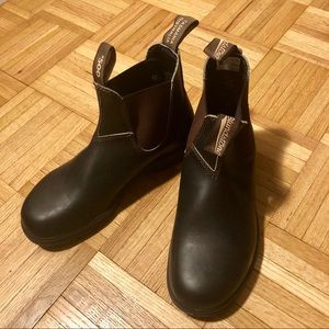 Never worn BLUNDSTONE 510 Chelsea boots 8.5